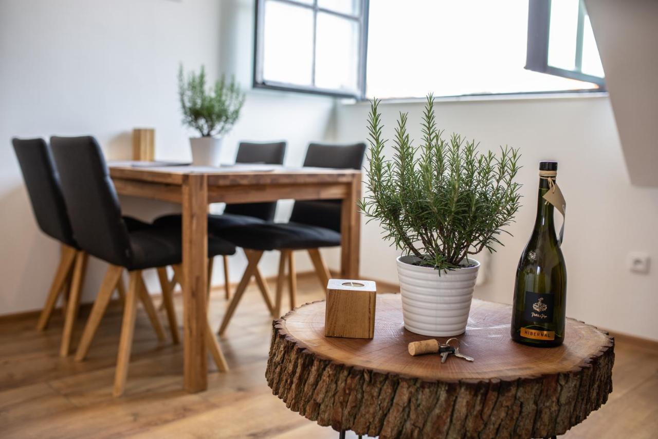 Apartmany Na Mikulasskem Namesti Znojmo Luaran gambar