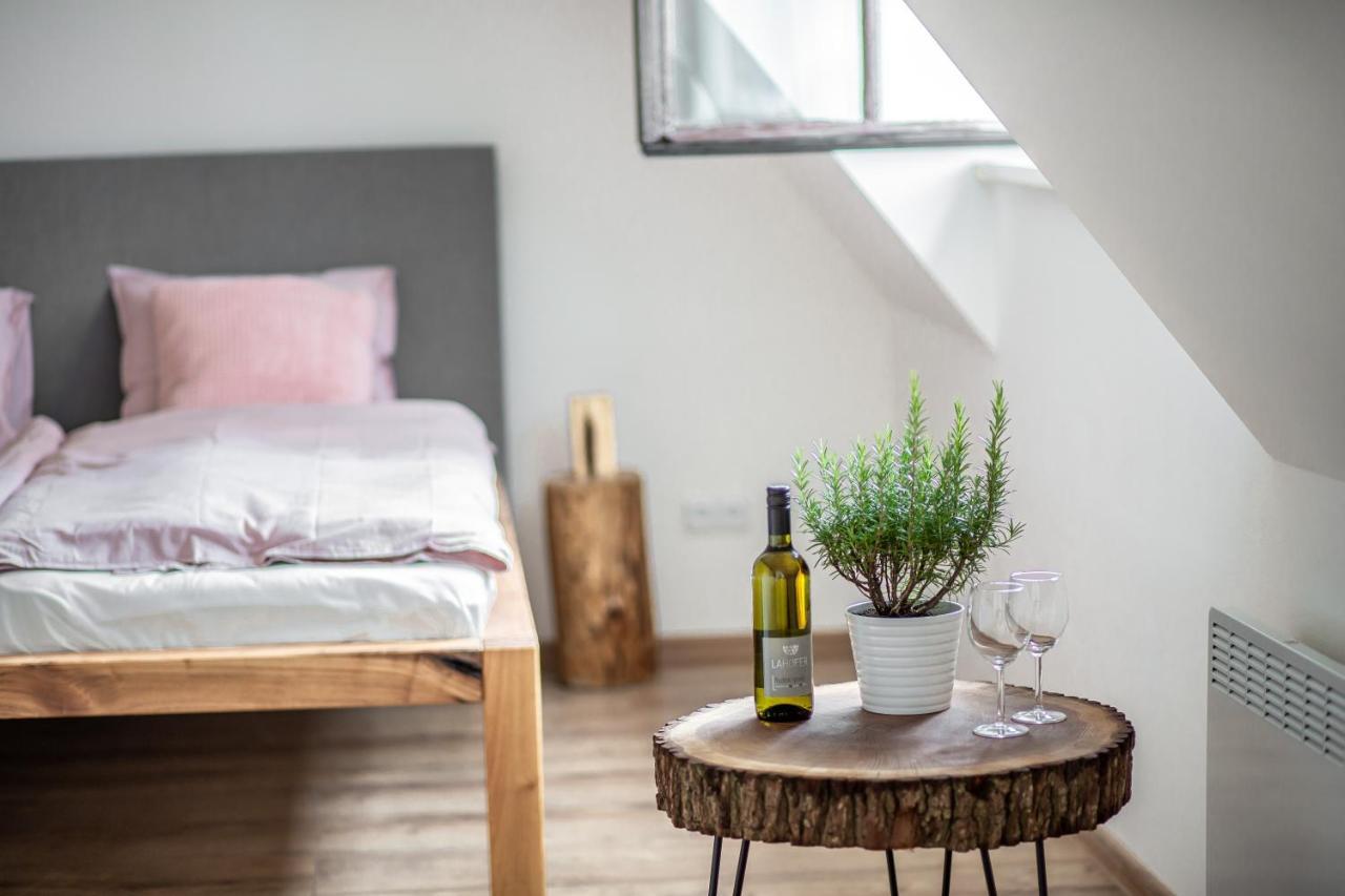 Apartmany Na Mikulasskem Namesti Znojmo Luaran gambar